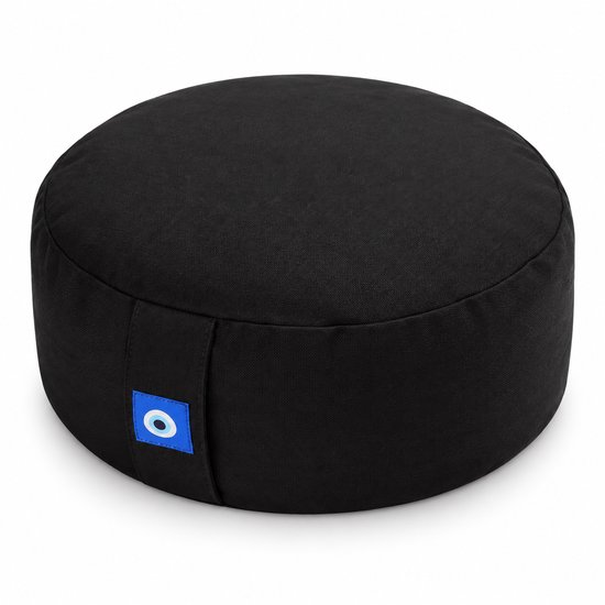 Eenvoudig zwart, rond meditatiekussen met een blauw oog-label op een witte achtergrond.