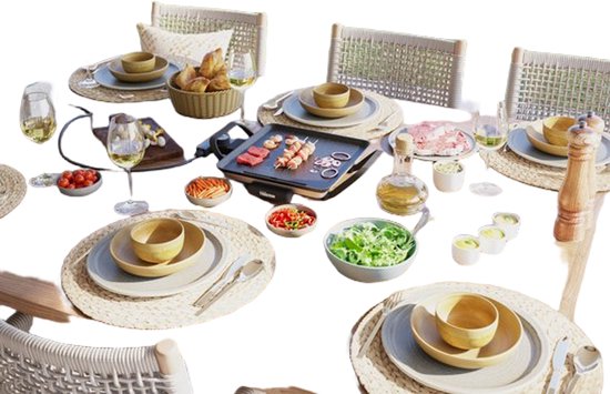 Buiten eettafel gedekt met borden, bestek, glazen en een gourmetstel met eten.