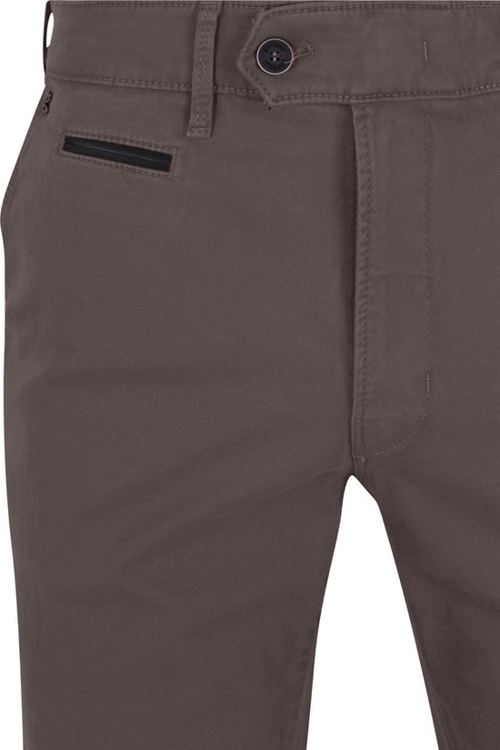 Close-up van de tailleband van een donkergrijze chino met rits, knoopsluiting, merklogo en een zwart accent.
