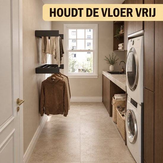 Een nette wasruimte met een raam, wasmachine, aan de muur gemonteerde kledinghangers en een inklapbaar droogrek.