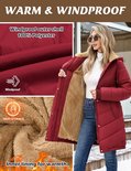 Dames rode lange winterjas, gedragen met coltrui en jeans. De jas is winddicht, warm en heeft een zachte teddy binnenvoering.