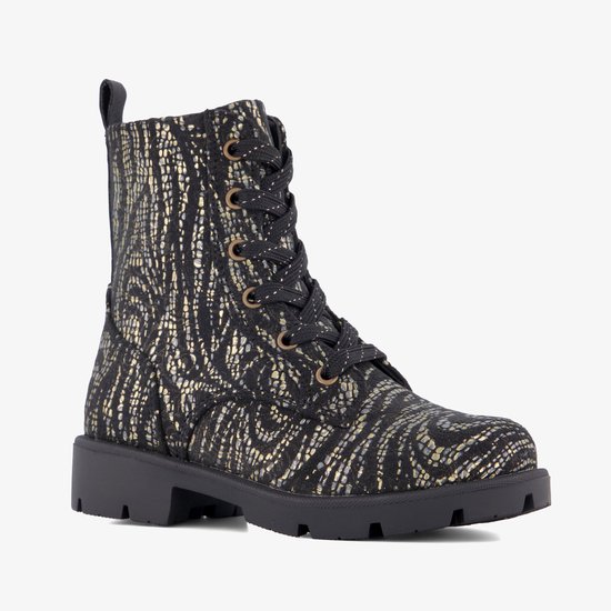 Zwarte veterboot met zilveren structuurprint, bruine accenten bij veterogen en dikke zool.