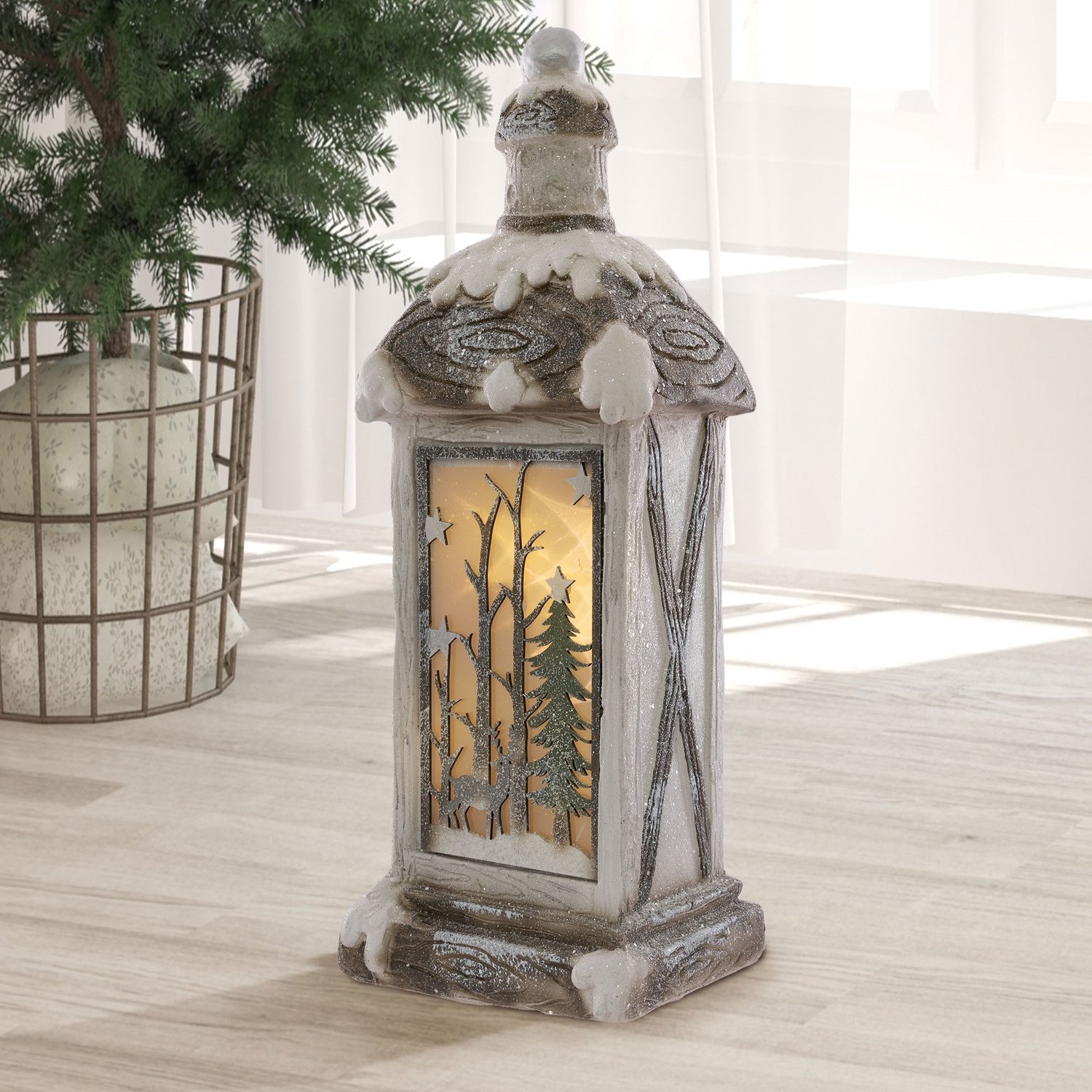 ECD Germany LED Kerstlantaarn met Warm Wit LED-licht, Verlichte LED Lantaarn voor Kerstmis, 60cm, Wit, Beige, Groen Fir Image, Besneeuwd, Werkt op batterijen, Decoratie voor Kerstmis binnenshuis – foto 3