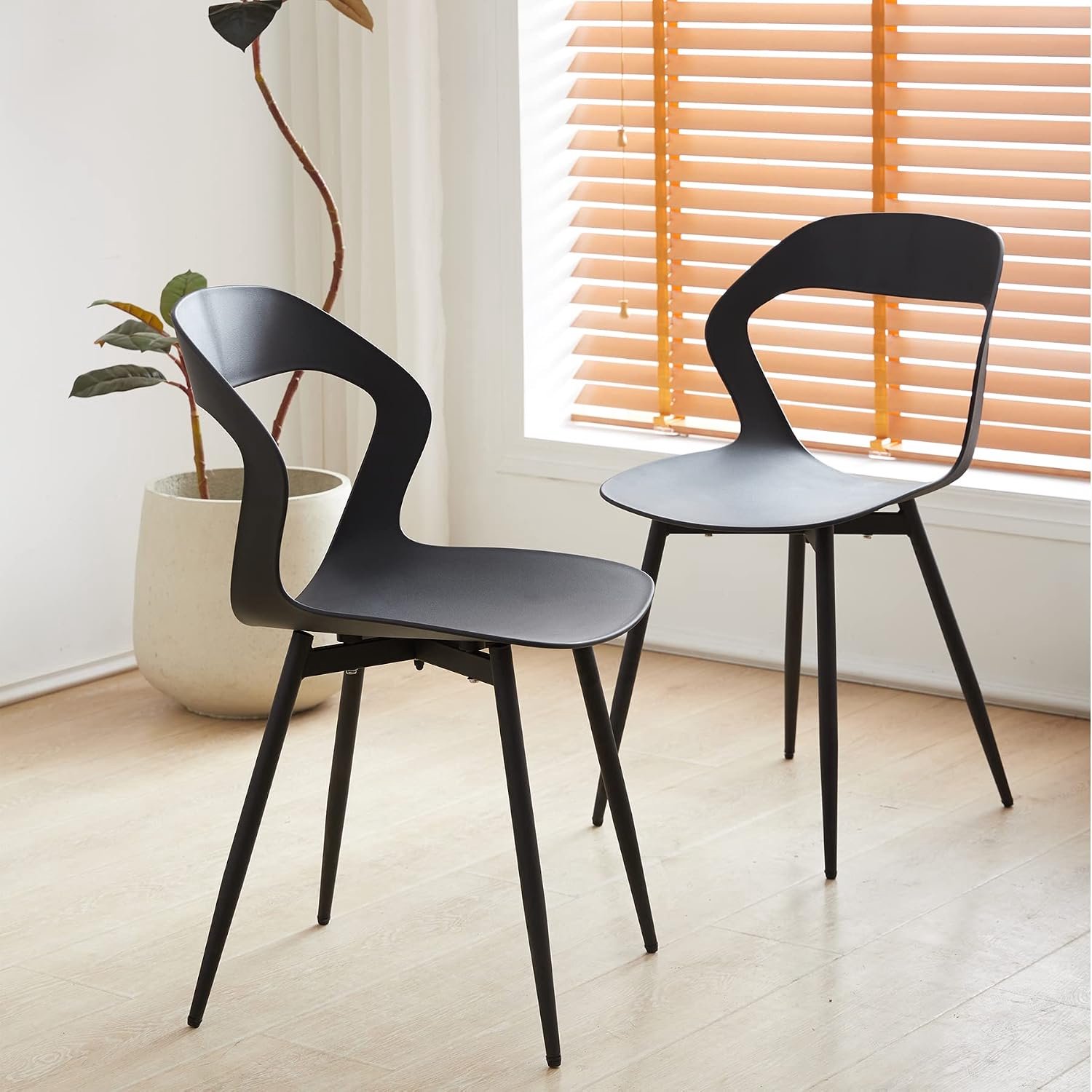 Moderne Eetkamerstoelen Set van 6 Zwart – Ergonomische Kunststof Stoelen met Rugleuning en Stevige Metalen Poten – 43 x 47 x 83 cm