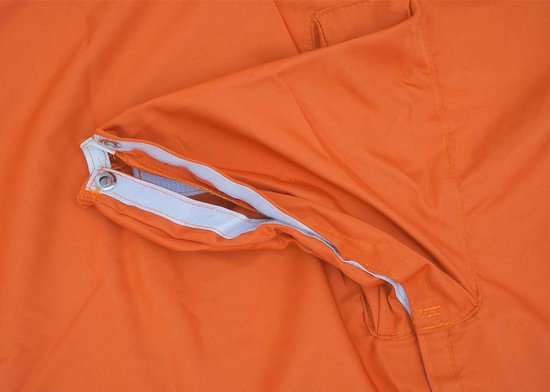 Close-up van de oranje parasolhoes met een rits.