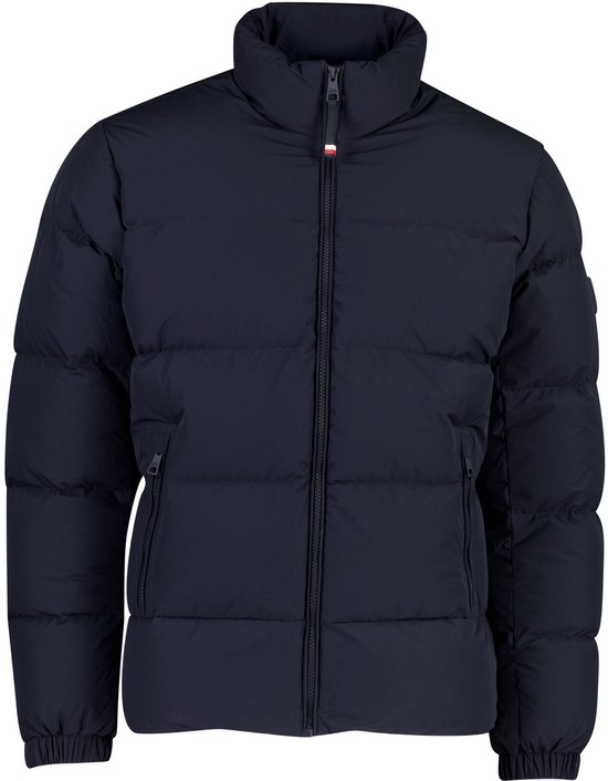 Voorkant van een donkerblauwe gewatteerde jas met ritssluiting en twee zijzakken.