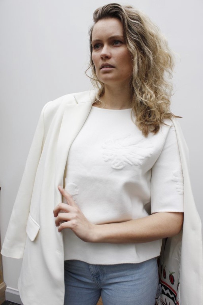 MOOI! Company - Top Noor: een sprekende basic. Want dit is er eentje met een print! Kleur Ecru. Maat S