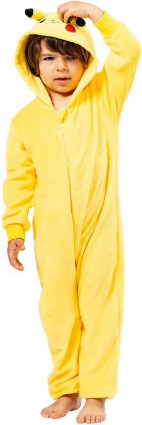 Kind in een gele fleece Pikachu-onesie met capuchon en oren, op een witte achtergrond.