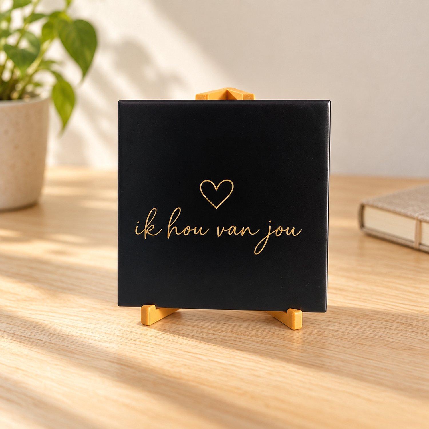Afecto Tegeltje met tekst – Ik hou van jou – Zwart met goudkleurig hartje – Inclusief standaard – Liefdescadeau