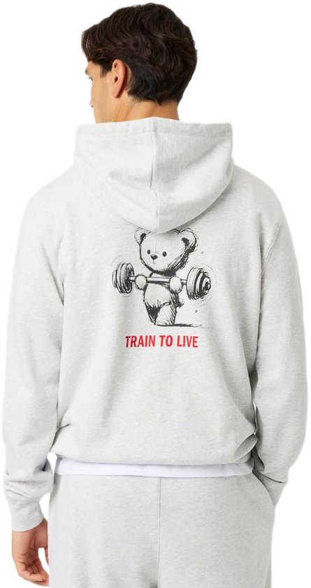 Achterkant van een lichtgrijze hoodie met opdruk van een beer die een halter heft en tekst 'TRAIN TO LIVE'.
