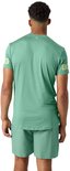 Achterkant van een man in een mintgroen sportshirt met logo op de mouwen.