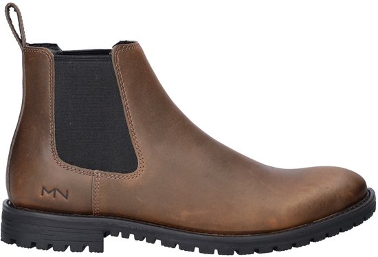 Bruine leren chelseaboot met zwarte elastische zijkanten en een robuuste zwarte zool. MN logo op de zijkant.