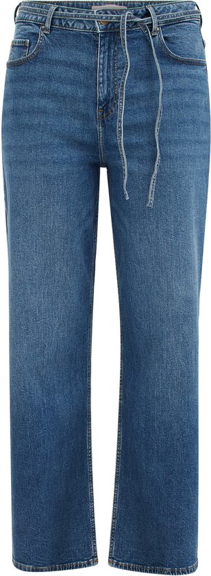 Witte studio-opname van blauwe wijde jeans met ceintuur.