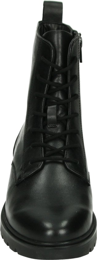 Zwarte leren veterbootie met ritssluiting, veters en een dikke zool, gezien vanaf de voorkant.