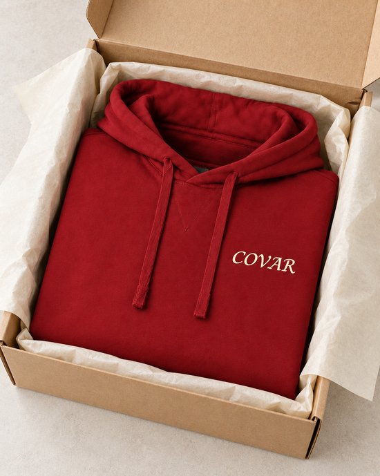 Gevouwen rode hoodie met capuchon, COVAR logo, in verpakking.