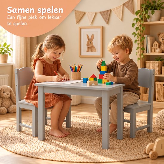 Jongen en meisje spelen samen aan een grijze houten kindertafel met twee bijpassende stoeltjes.