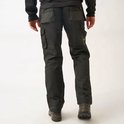 Zwarte werkbroek, achterkant getoond op een model, met STØRVIK logo.