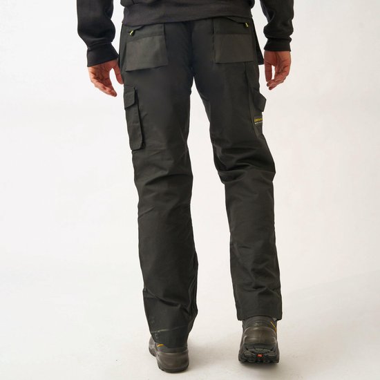 Zwarte werkbroek, achterkant getoond op een model, met STØRVIK logo.
