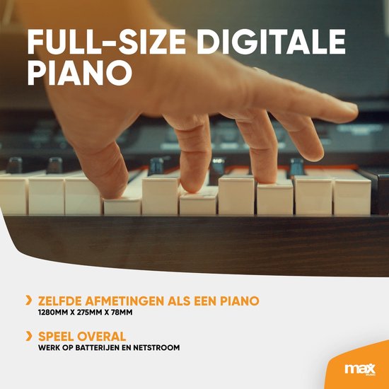 Close-up van handen op witte en zwarte pianotoetsen. Toont de afmetingen van 1280x275x78mm en batterijwerking.
