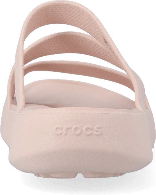 Roze Crocs slippers met drie bandjes.