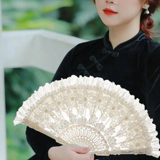 Vintage kanten waaier, elegante opvouwbare handwaaier voor dames, kanten waaier met bloemen, vlinders, parels, retro bruiloftswaaiers, bruiloftskostuum, theeparty, eindejaarsbal, feest — afbeelding 4