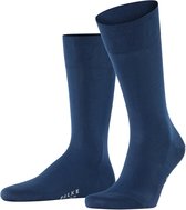 Falke herensokken in donkerblauw, tot aan de kuit.