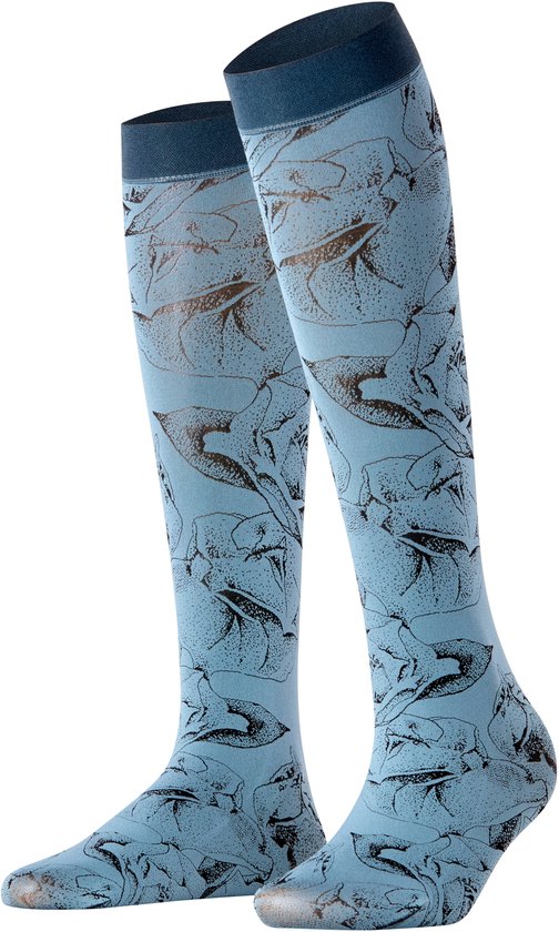 Lichtblauwe kniekousen met een subtiel rozenborstelpatroon in koperkleur. De kousen zijn tot de knie en hebben een donkerblauwe boord.