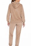 Taupe Apollo velours huispak, achterkant van een model met capuchon en broek met elastische boorden.
