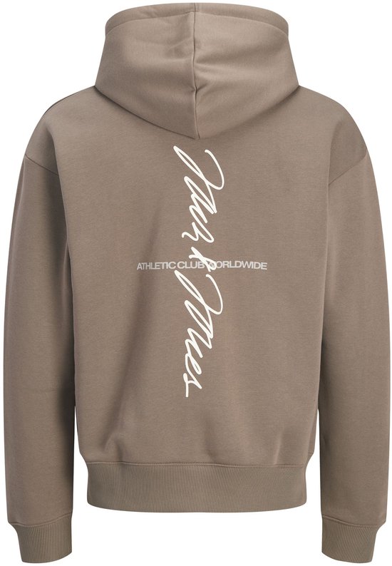 Bruine hoodie met capuchon, witte 'ATHLETIC CLUB WORLDWIDE' en Jack & Jones-tekst op de achterkant.