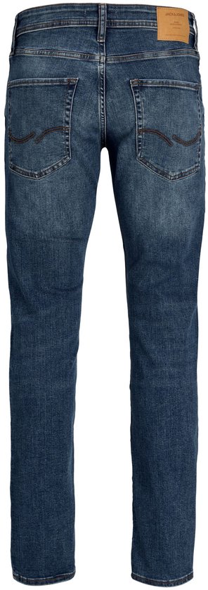 Blauwe spijkerbroek van Jack & Jones, achterkant zichtbaar. Met leren merklabel en sierstiksels.