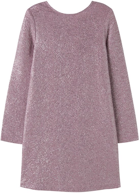 Roze glitterjurk met lange mouwen en een ronde halslijn op een witte achtergrond.