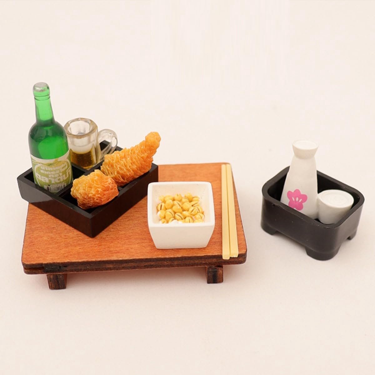 Japanse eetset, 10-delig diner met tafel, bento box, sake beker, natto, gebakken, kippenvleugels, eetstokjes, schaal 1:12, mini-meubels, levensmiddelen, dranken, mini-scène