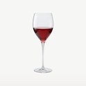 Glas rode wijn met dunne steel, op witte achtergrond.