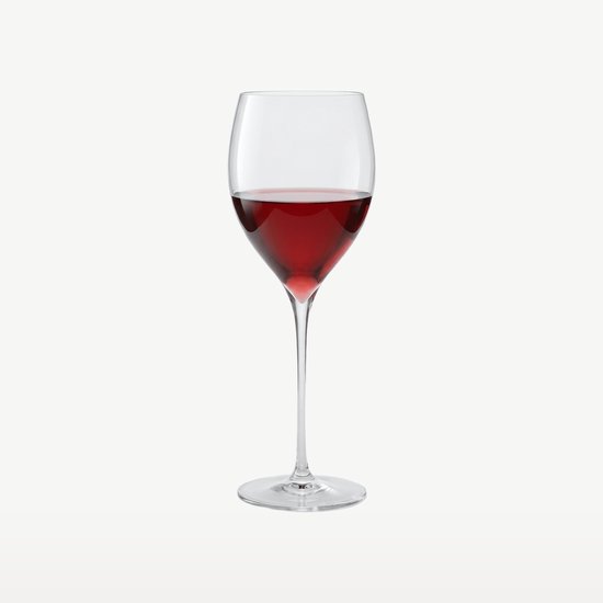 Glas rode wijn met dunne steel, op witte achtergrond.