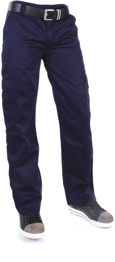 Donkerblauwe KRB Workwear cargobroek met zijzakken en een zwarte riem, getoond op een model.