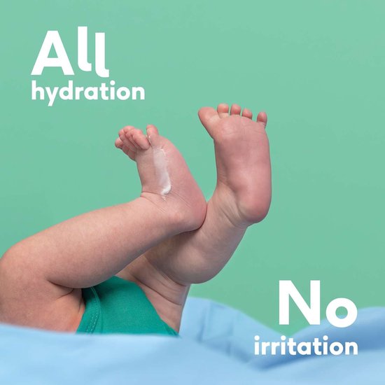 Babyvoetjes met crème erop, tegen een lichtblauwe achtergrond. Tekst: 'All hydration. No irritation.'