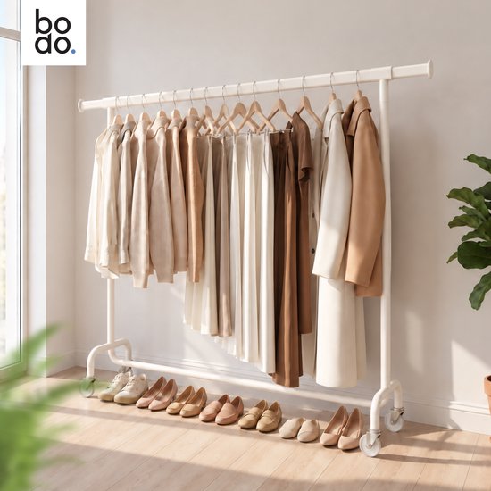 Crème kledingrek op wieltjes, staand in een lichte kamer met houten vloer en bijpassende kleding.