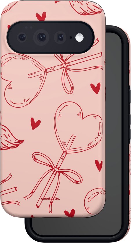 Telefoonhoesje met roze achtergrond en rode hartlolly-print, geplaatst over een zwarte telefoon.