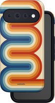 Telefoonhoesje met retro boogprint, deels op het zwarte toestel geplaatst voor een driedimensionaal effect.