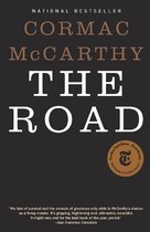 Boekomslag van The Road door Cormac McCarthy met witte en bruine tekst op een zwarte achtergrond en een NYT-zegel.