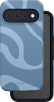 Blauw golvend telefoonhoesje voor een zwarte beschermende binnenlaag.