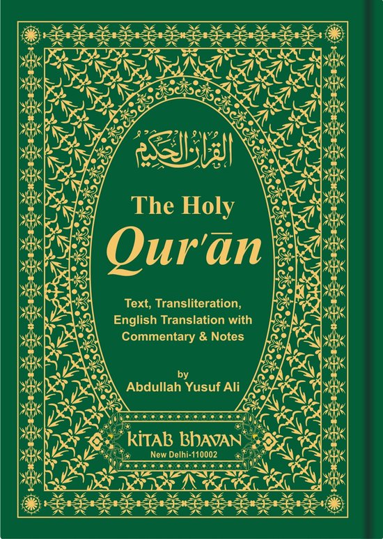 Groene kaft van De Heilige Koran met gouden Arabische kalligrafie en decoratieve ornamenten.