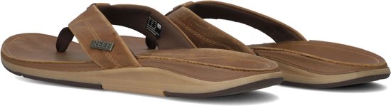 Paar bruine Reef teenslippers met leren bandjes.