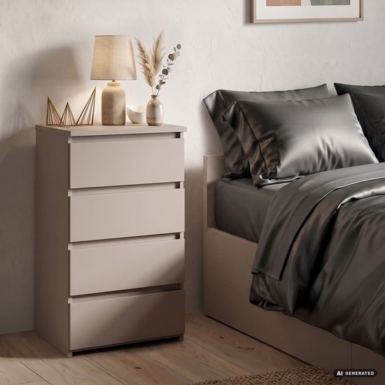 Ladekast in kasjmier kleur met vier lades, naast een bed met satijnen lakens.