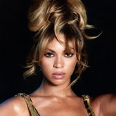 Beyoncé avec des cheveux blonds en chignon haut et une chaîne en or.