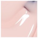 Een close-up van de lichtroze nagellak met de applicator.