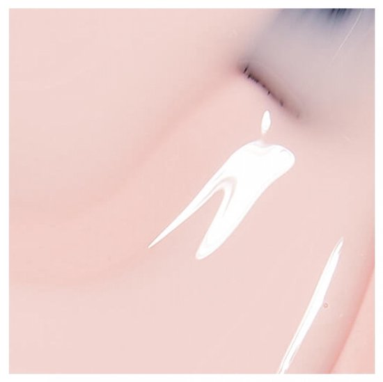 Een close-up van de lichtroze nagellak met de applicator.