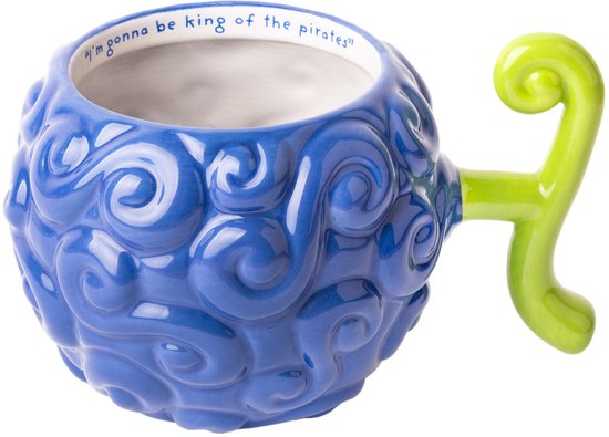 Blauwe mok in de vorm van een duivelsvrucht, met groene steel en de tekst "I'm gonna be king of the pirates".
