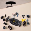 Onderdelen van de LEGO Technic Oracle Red Bull Racing F1 auto op een tafel.