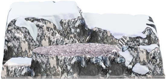 Een podium voor een kerstdorp, met sneeuw bedekte rotsen en een ronde, roze en grijze steenstructuur.